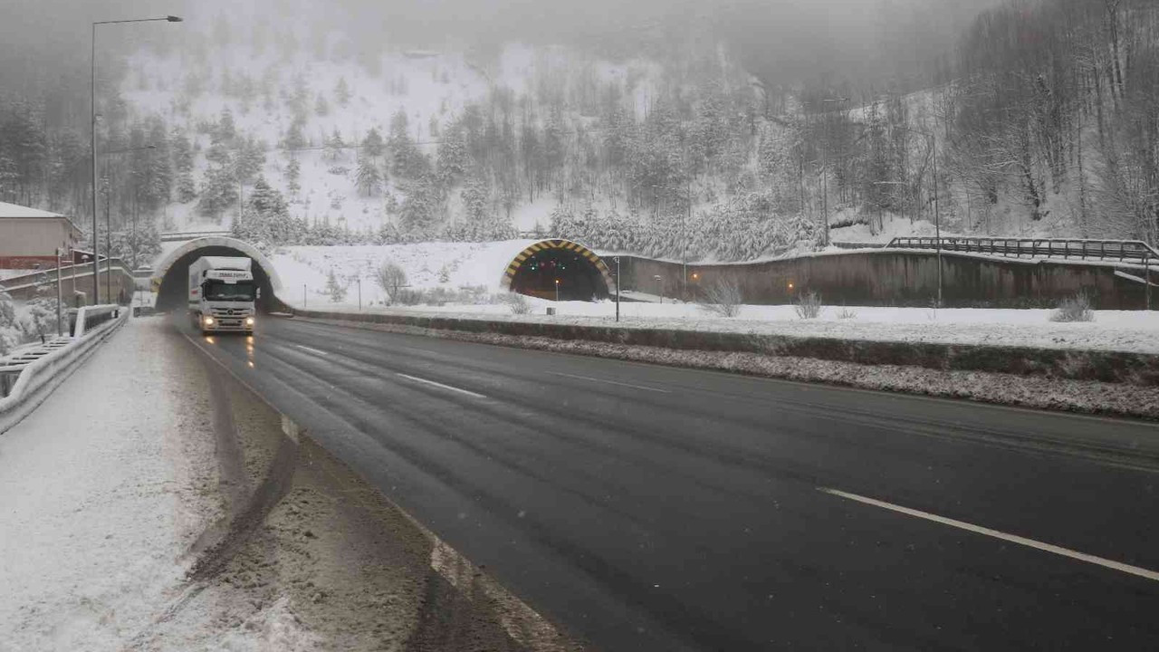 Bolu Dağı’nda kar yağışı devam ediyor