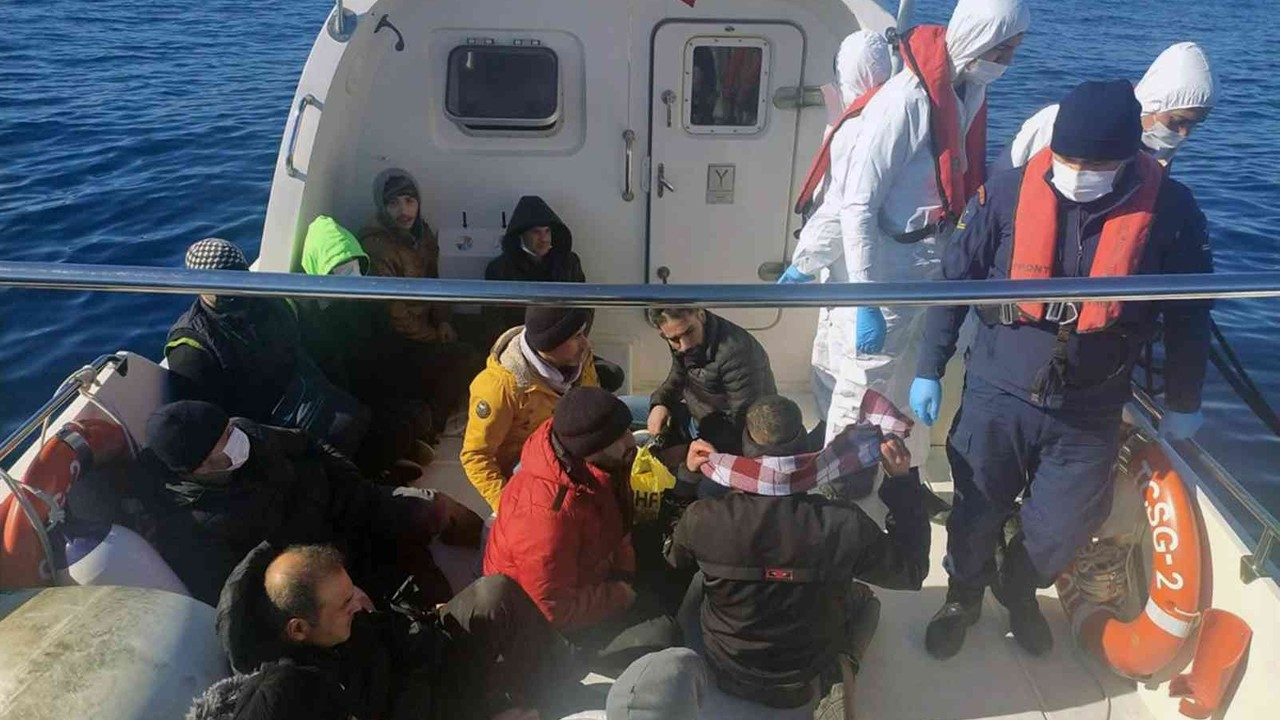 Marmaris’te 16 düzensiz göçmen kurtarıldı