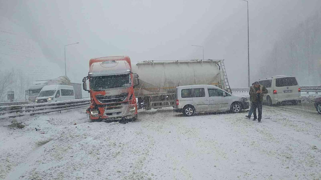 TEM’de makaslayan tır Bolu Dağı Tüneli’de trafiği durdurdu