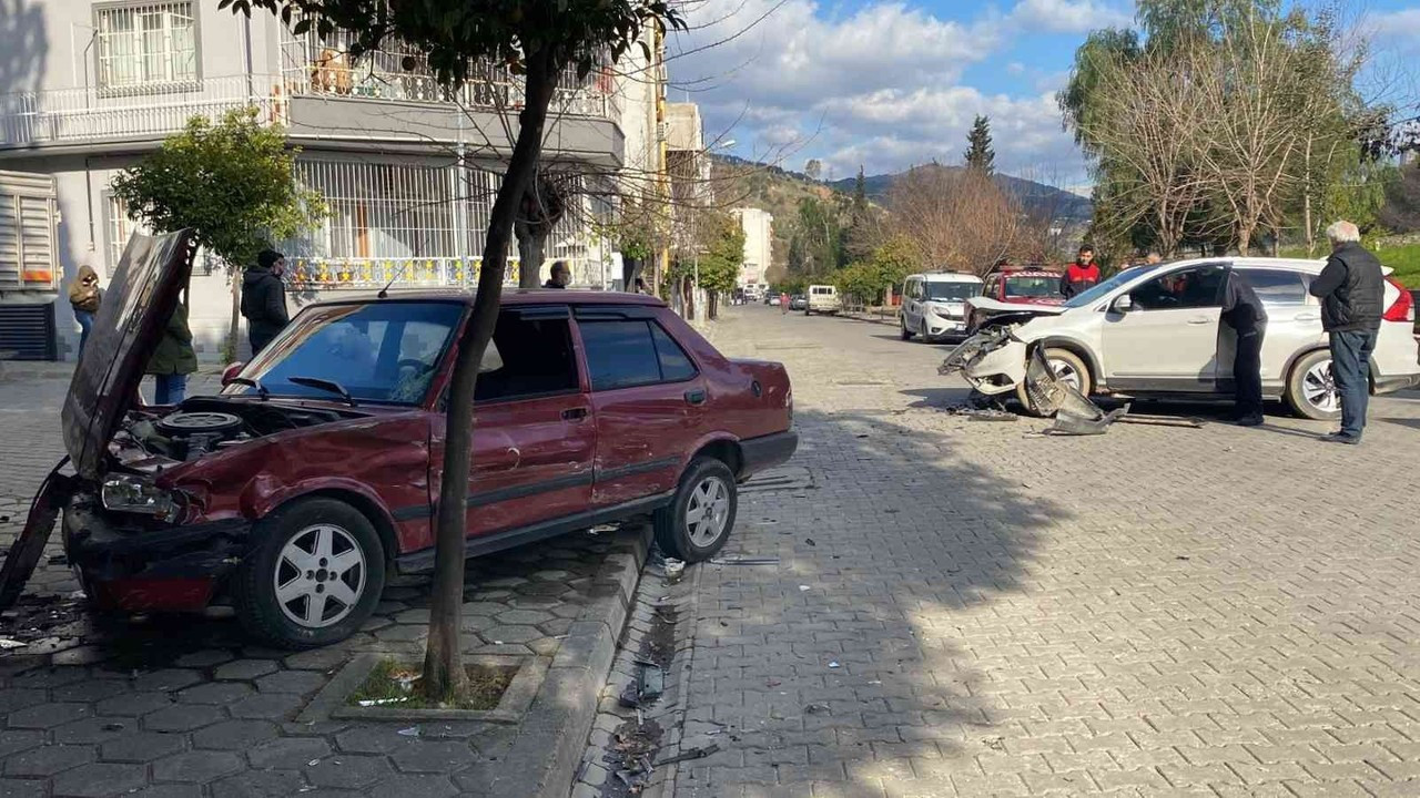 Aydın’da 2 araç kafa kafaya çarpıştı: 1 yaralı