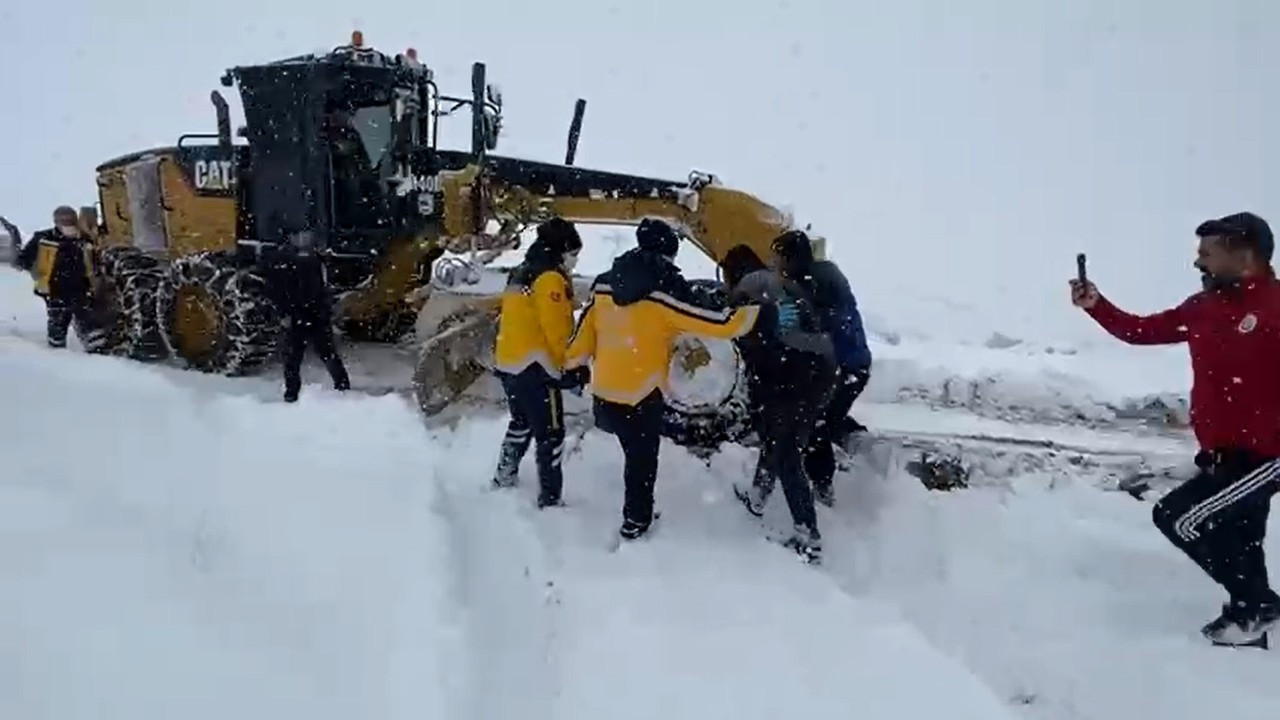 Elazığ'da 547 köy yolu kardan kapandı