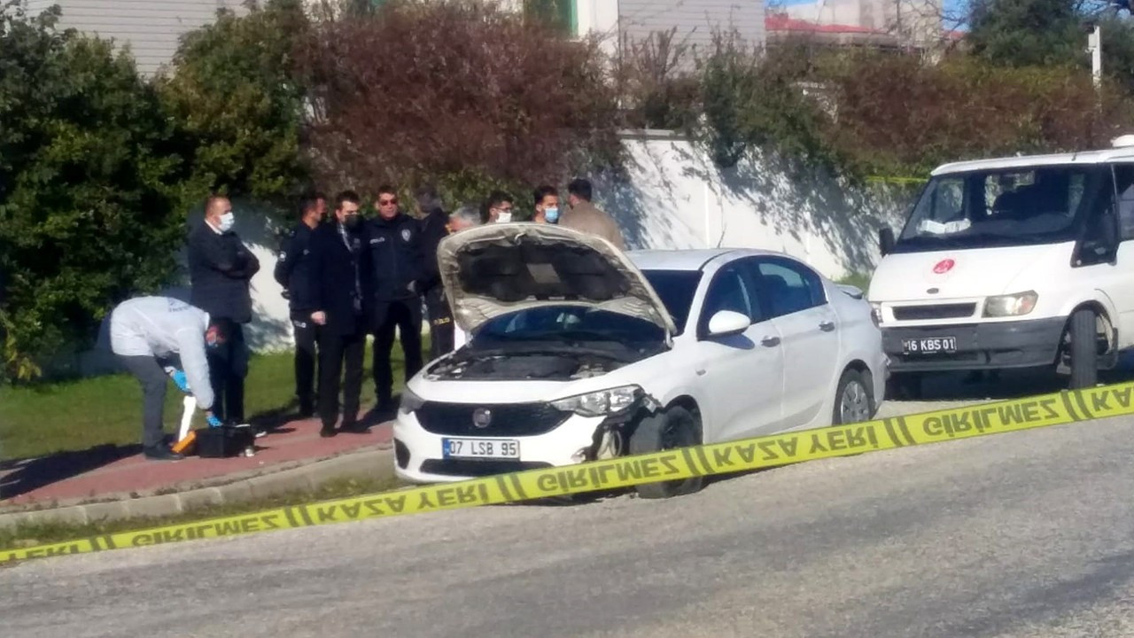 Kaza ihbarına giden ekipler, sürücüyü başından vurulmuş buldu