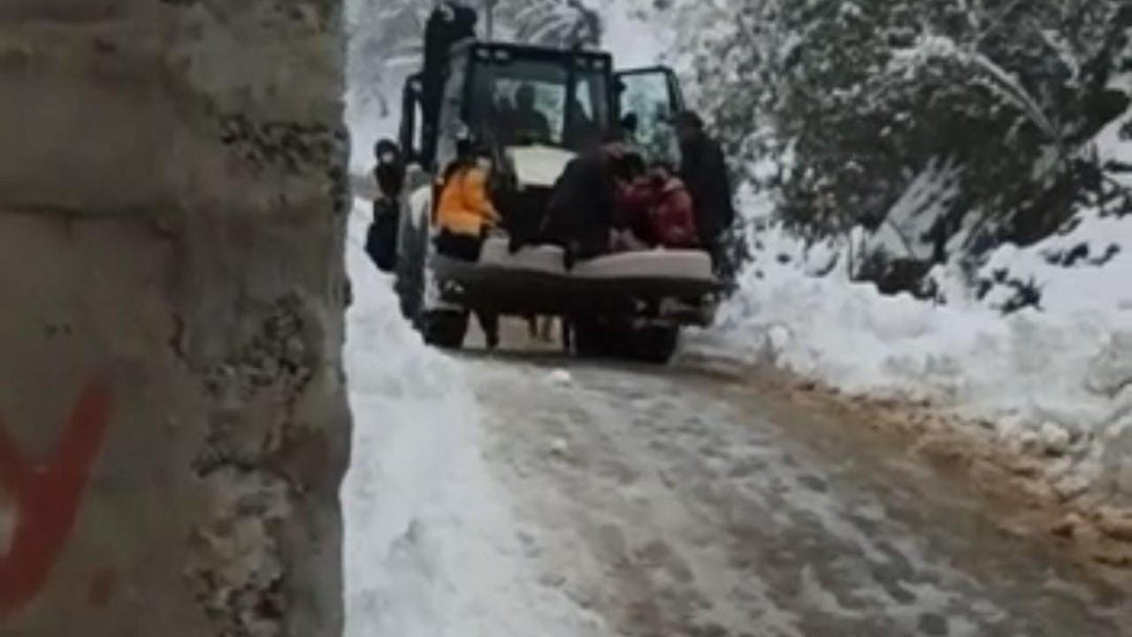 Rize’de kardan kapanan yolu açmaya çalışan iş makinesi devrildi