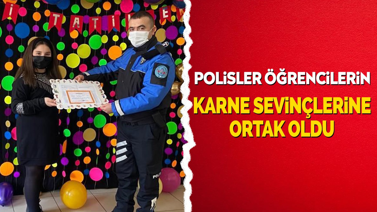 Polisler öğrencilerin karne sevinçlerine ortak oldu