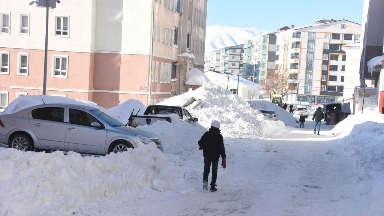 Bitlis'te 119 köy yolu, kardan kapandı