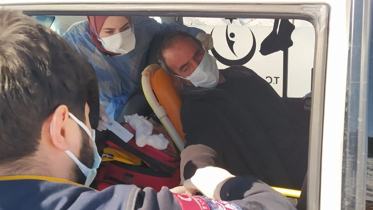 Elazığ Sağlık Müdürü hasta kurtarma operasyonuna katıldı