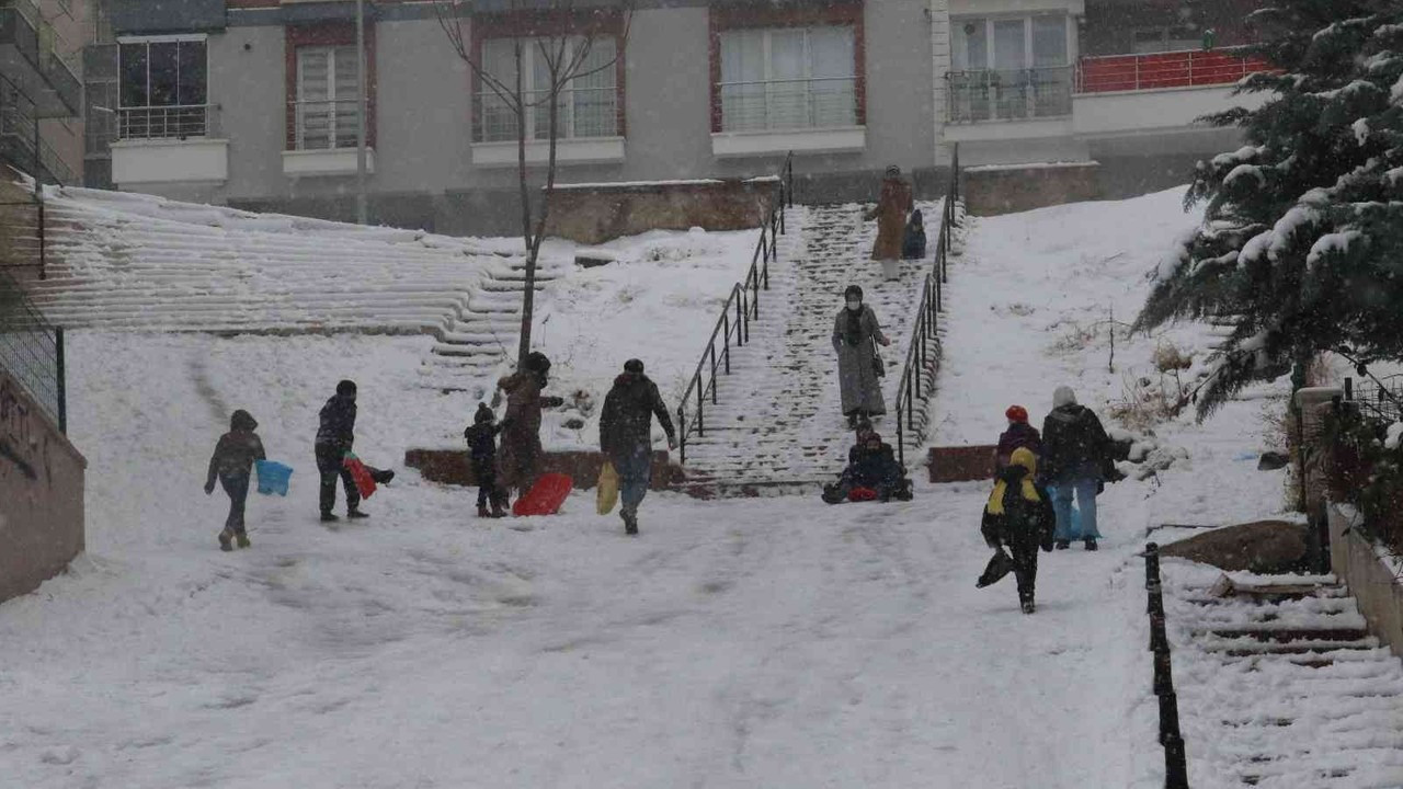 Çocuklar karın tadını kayarak çıkardı
