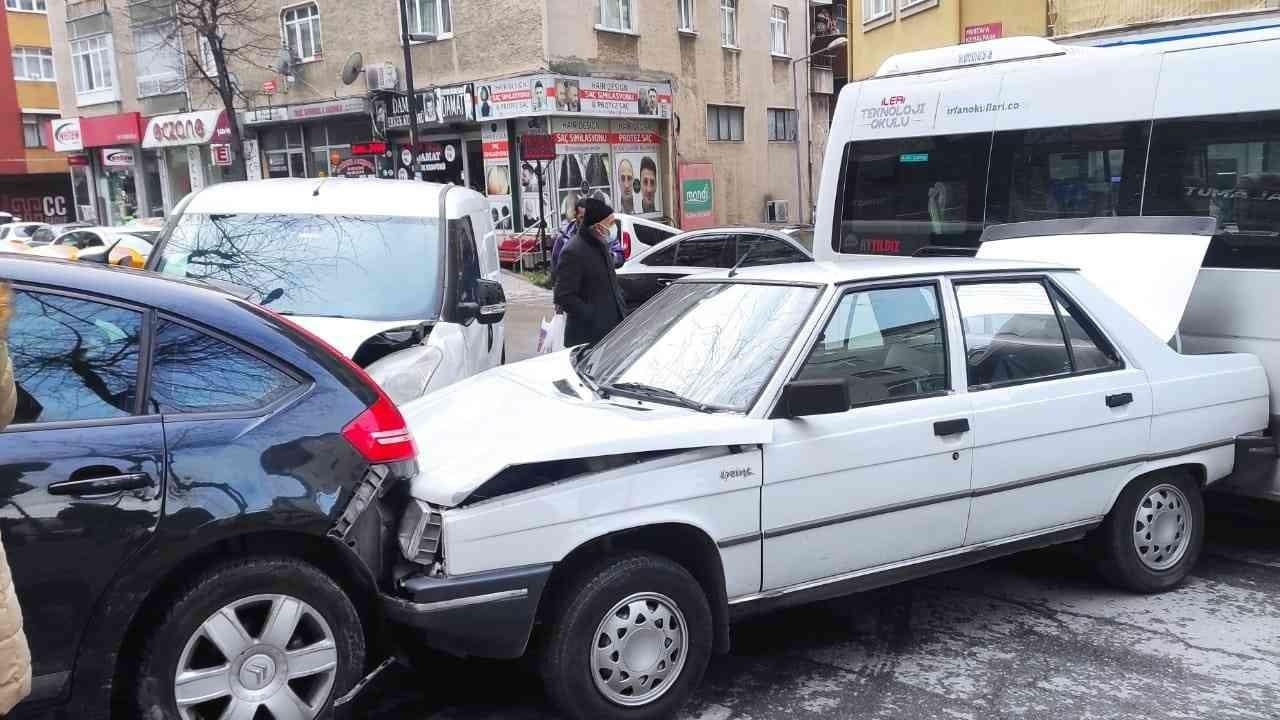 Freni boşalan otomobil park halindeki araçlara çarptı