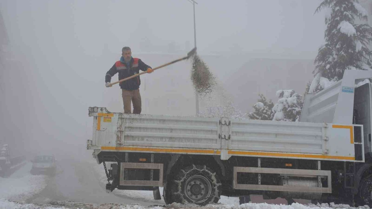 Hem kar kürendi hem de sokak hayvanlarına yiyecek bırakıldı