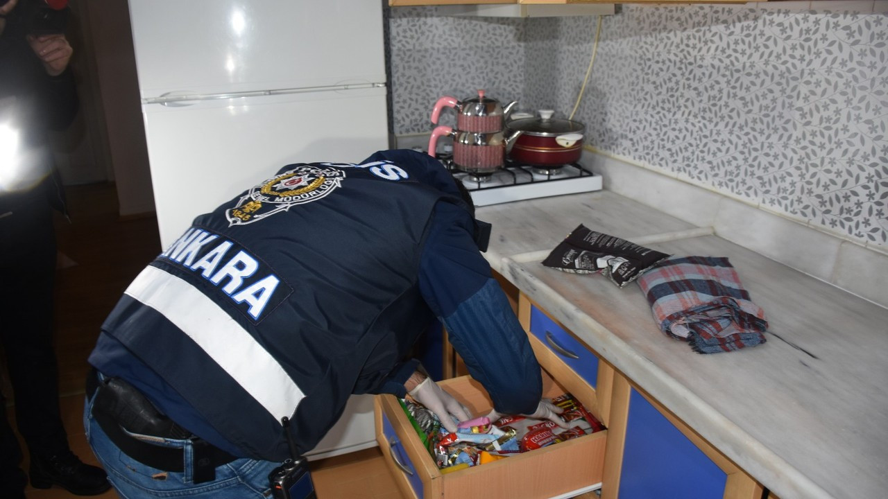 Kadın hırsızlık çetesine operasyon; beşiğin altına saklandı