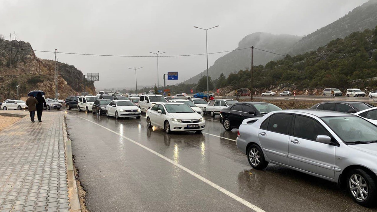 Konya- Antalya yolunda ulaşıma 'kar' engeli