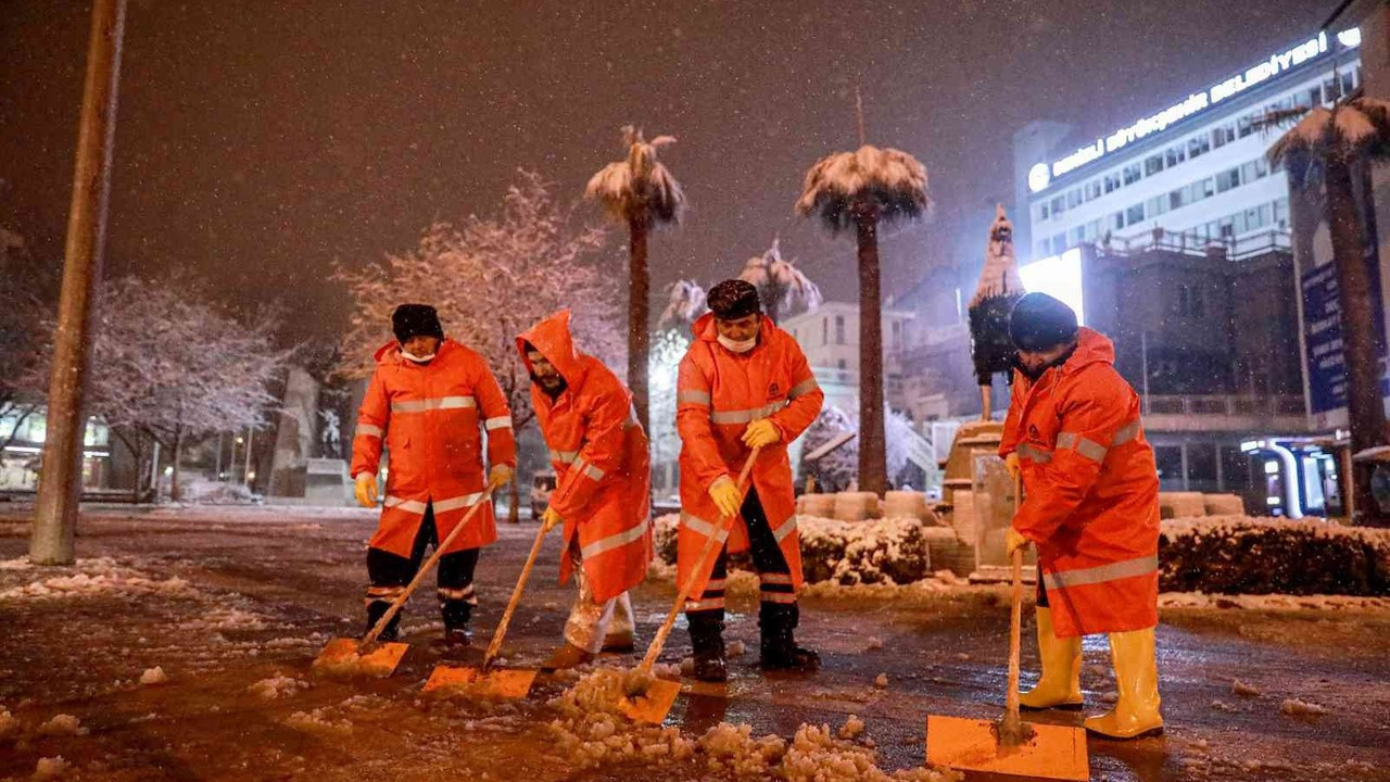 Denizli’de 300 kişilik ekiple kar mücadele