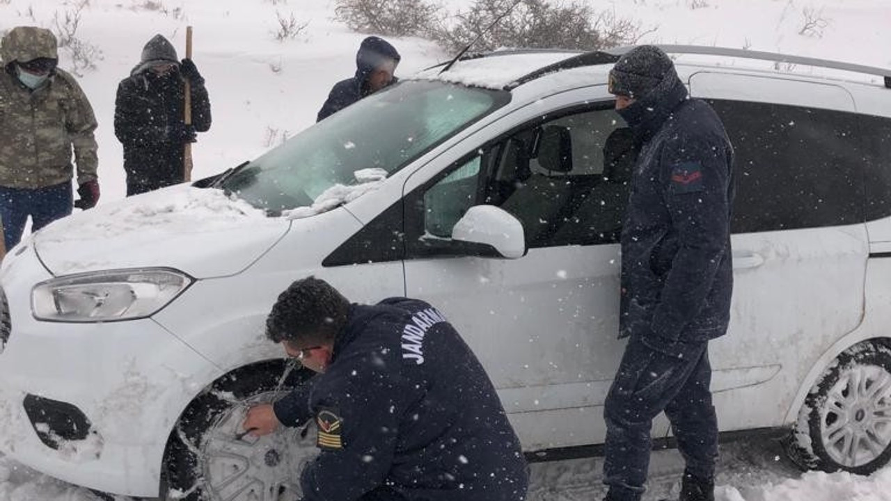 Kahramanmaraş’ta karda mahsur kalan 5 kişi kurtarıldı
