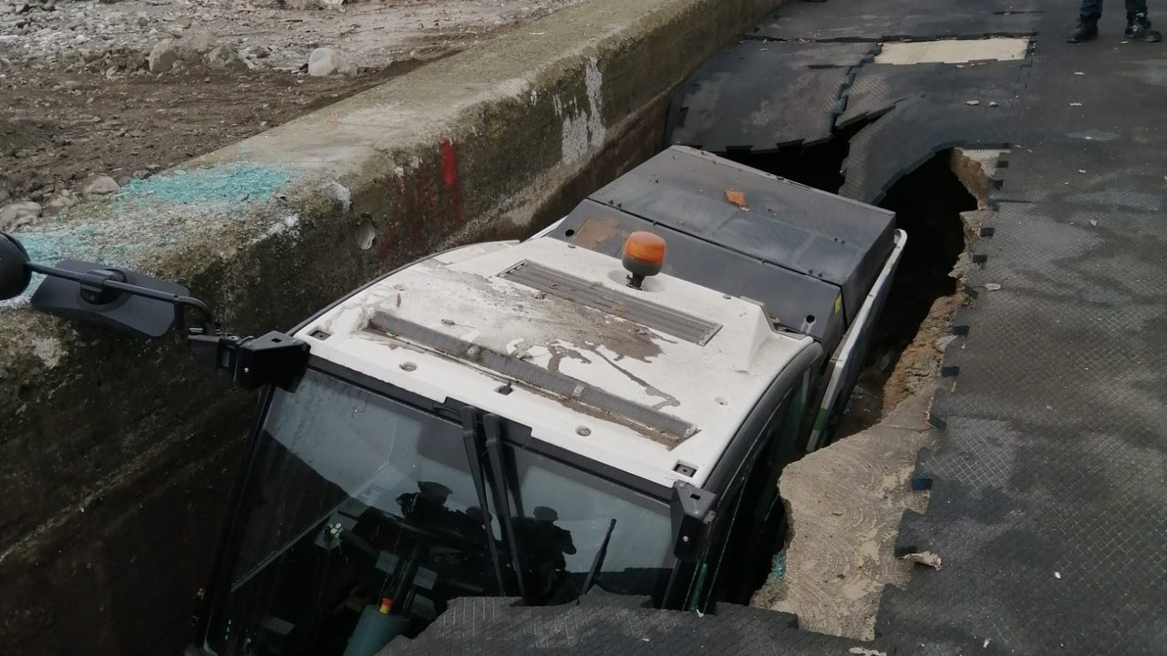 Rize'de sahildeki yürüyüş yolunda göçük; belediye aracı çukura düştü