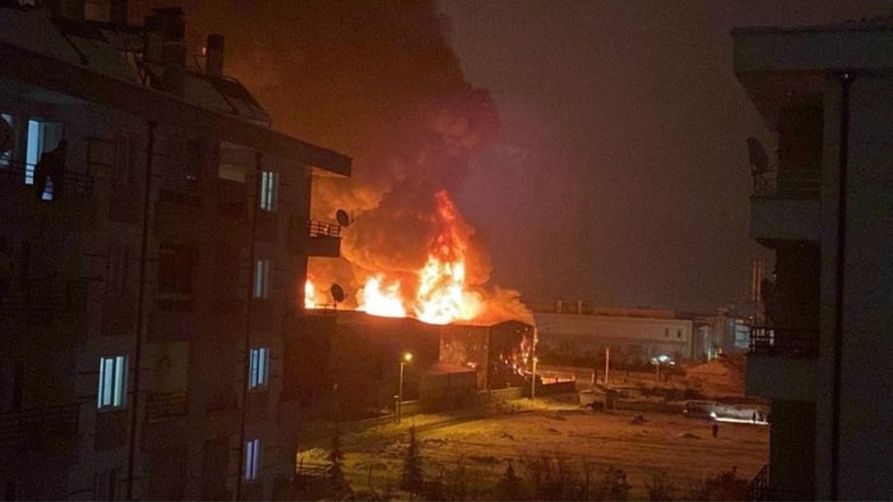 Konya Karatay'da sünger fabrikasında yangın