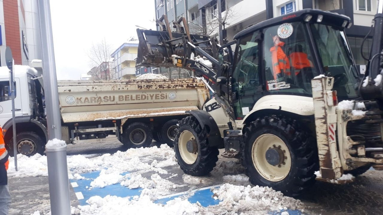 “Karasu Belediyesi, Beklenen Kar Yağışıyla Birlikte Çalışmalarına Başladı”