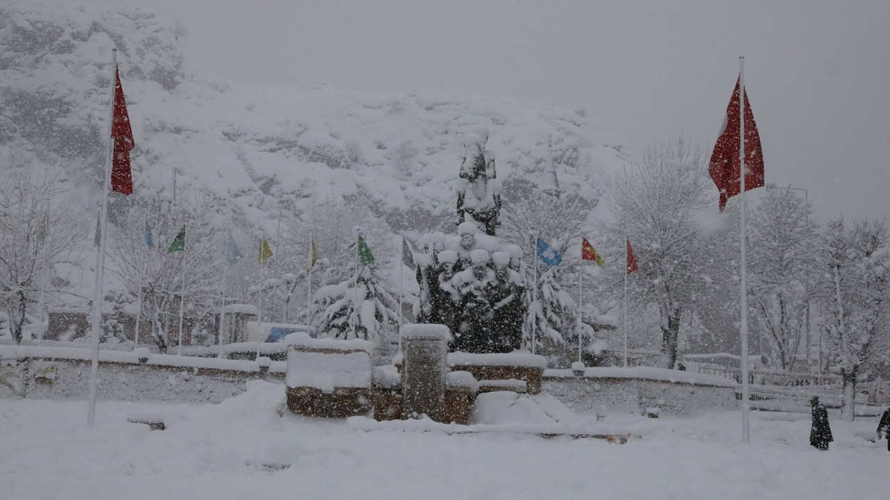 Amasya kent merkezinde kar kalınlığı 40 santime ulaştı