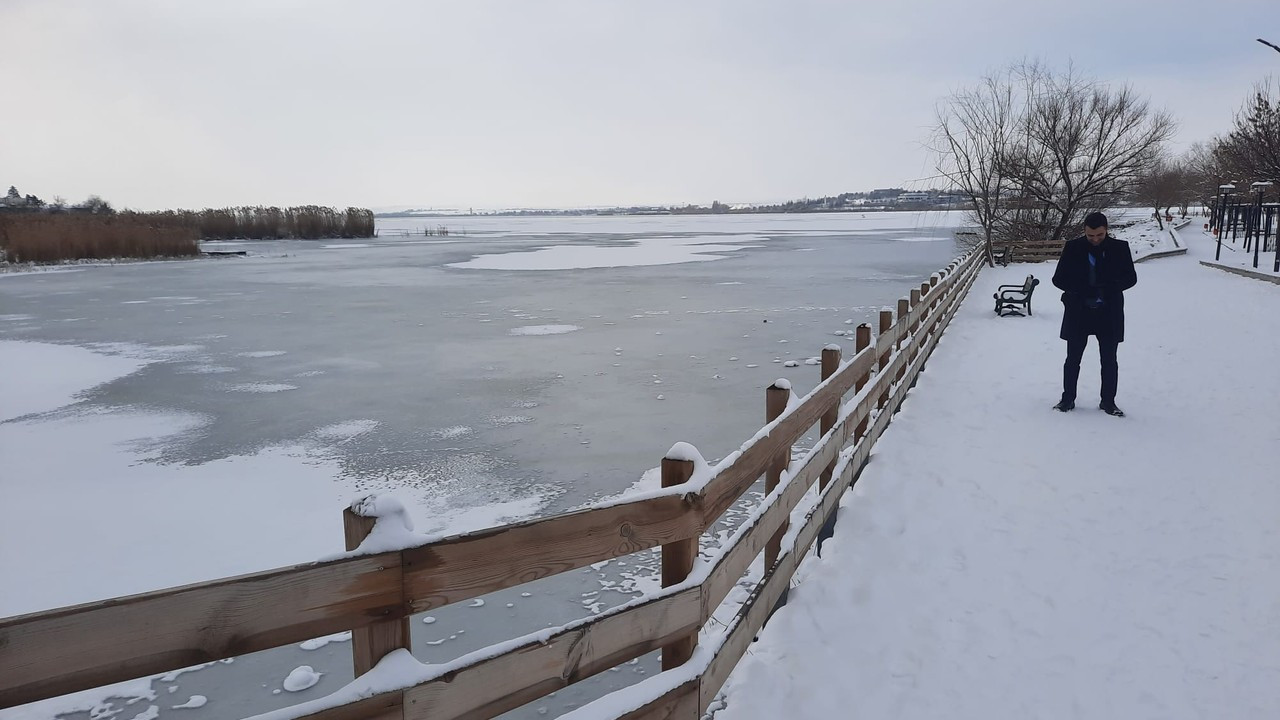 Ankara'da Mogan Gölü kısmen buz tuttu