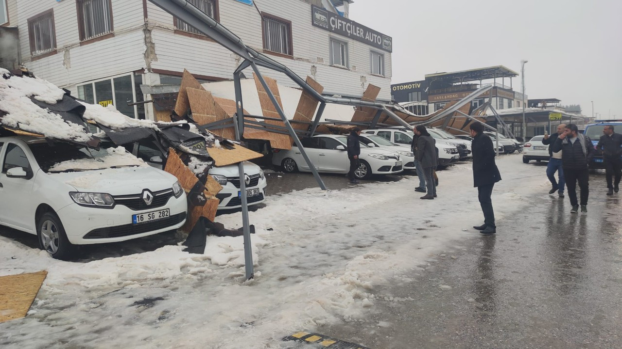 Demir çatı çöktü, 23 araç hasar gördü
