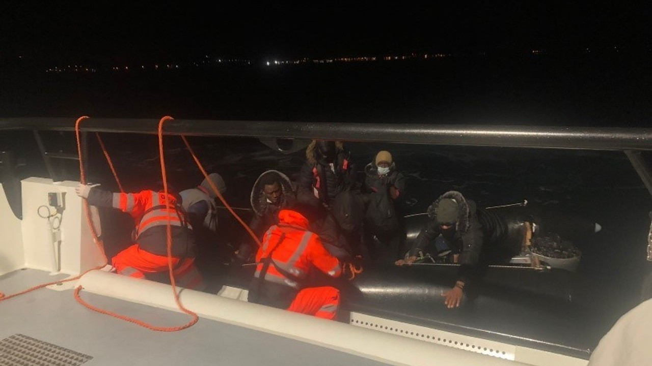 Yunanistan'ın geri ittiği bottaki 10 kaçak göçmen kurtarıldı
