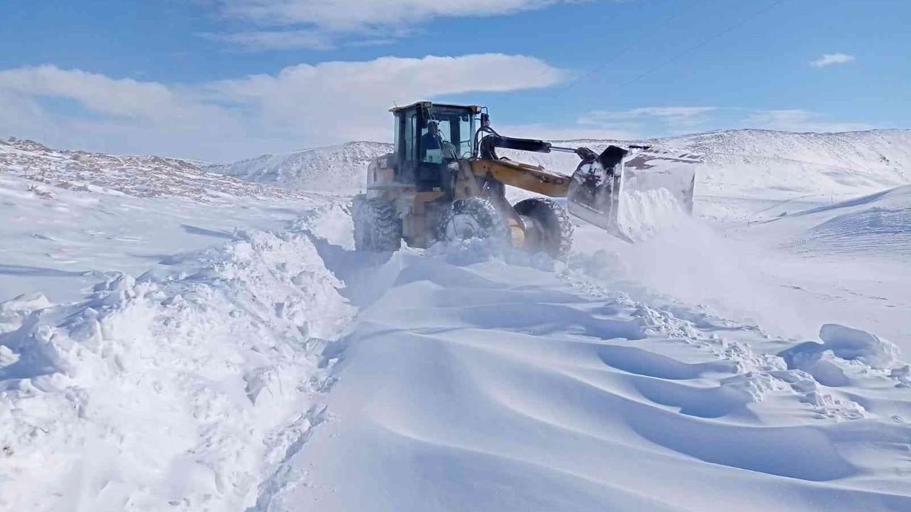 Iğdır’da kardan kapanan köy ve mezra yolları açıldı
