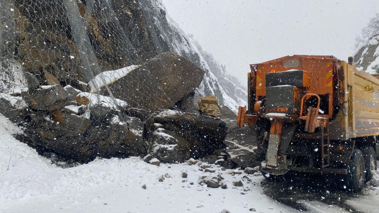 Zonguldak'ta heyelan; dev kayalar nedeniyle İstanbul yolu kapandı