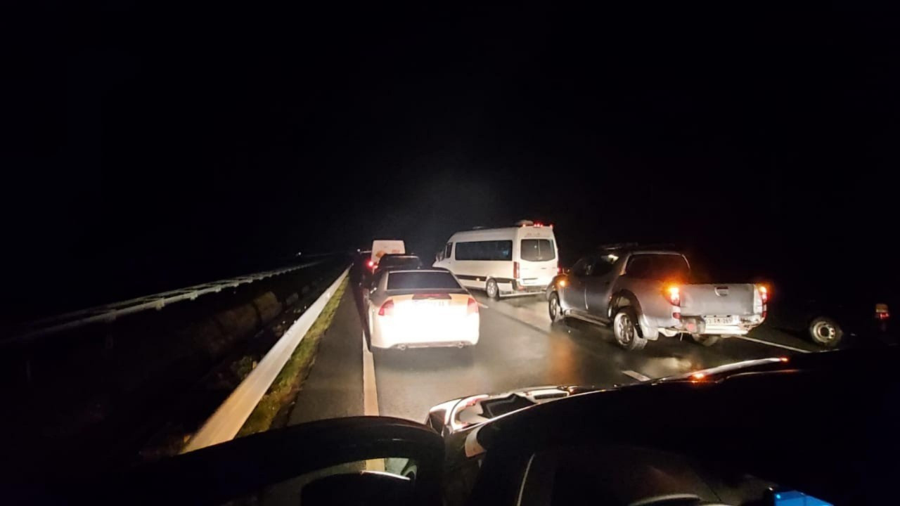 Artvin'de heyelan: Karadeniz Sahil Yolu çift taraflı trafiğe kapatıldı