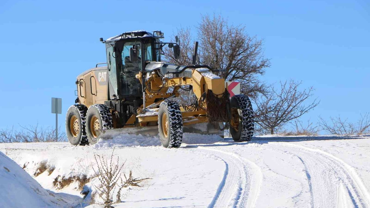 Elazığ’da kar nedeniyle 531 köy yolu ulaşıma kapalı