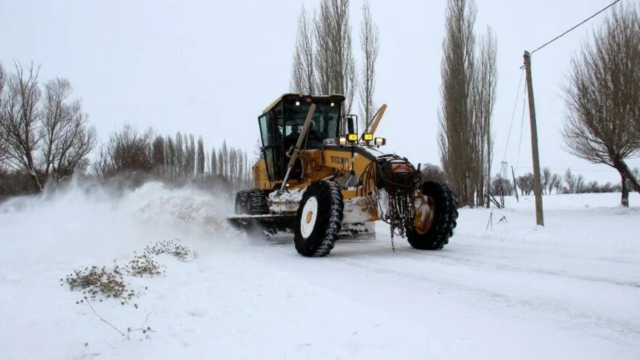 Sivas'ta kar nedeniyle 413 köy yolu ulaşıma kapandı