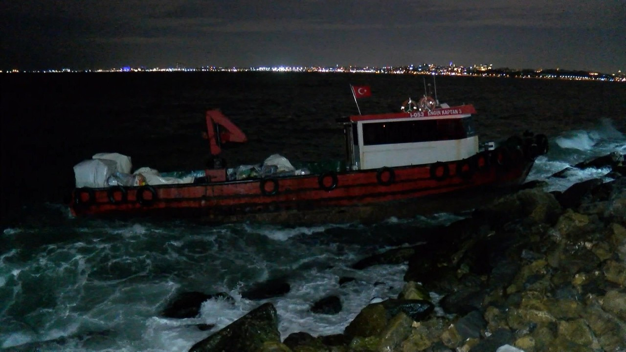 Kadıköy'de balıkçı teknesi kayalıklara çarptı