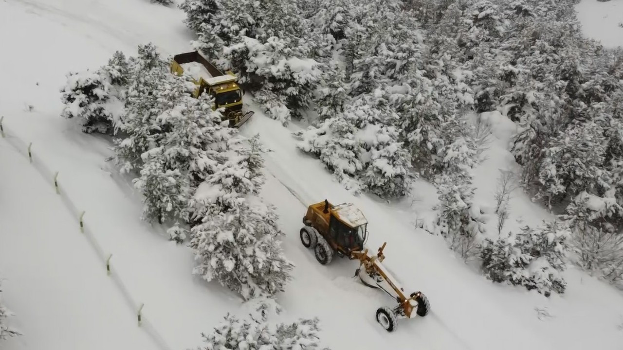 Tokat'ta karla mücadele havadan görüntülendi