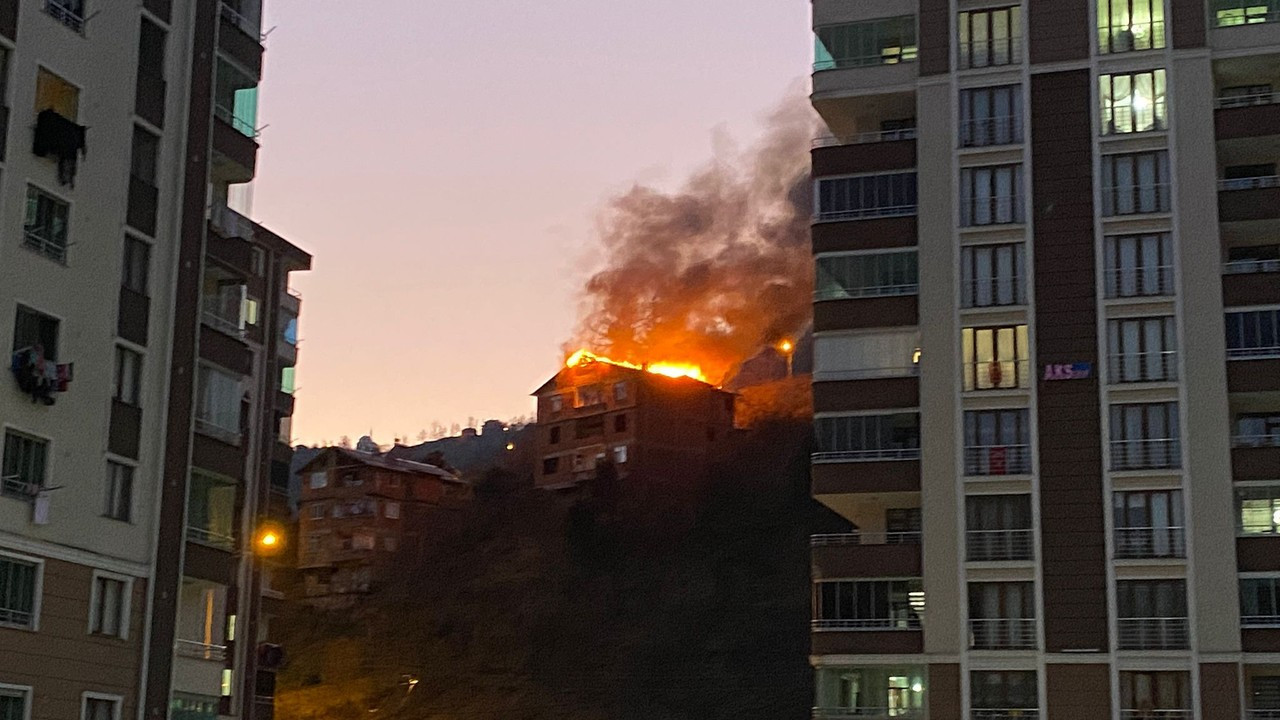 Trabzon'da çatı katında çıkan yangın güçlükle söndürüldü