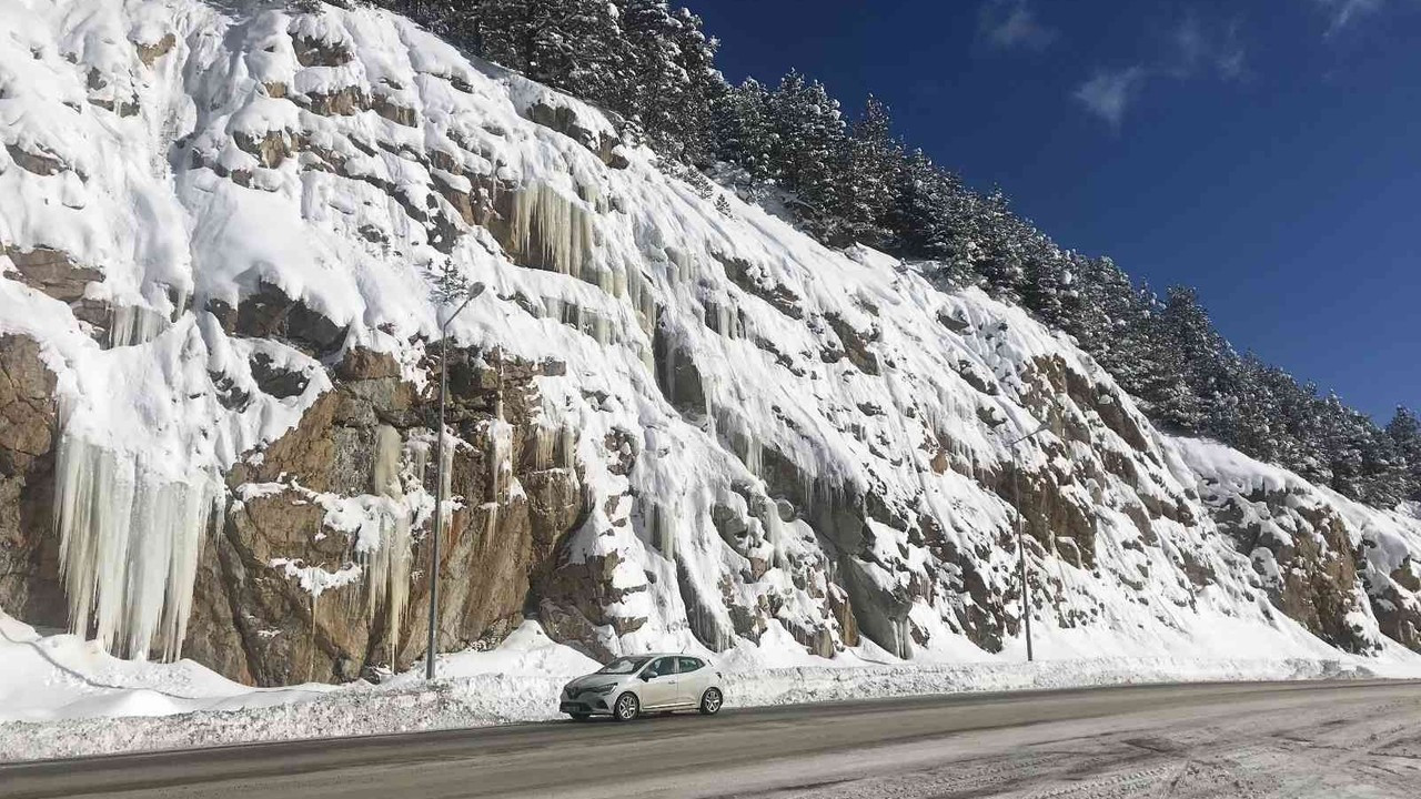 Zigana Dağı’nda devasa buz sarkıtları şaşırtıyor
