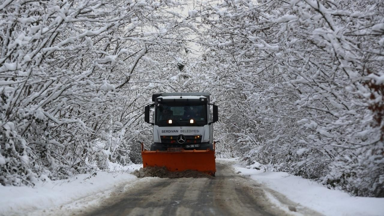 Serdivan’da ekipler 24 saat kar nöbetinde