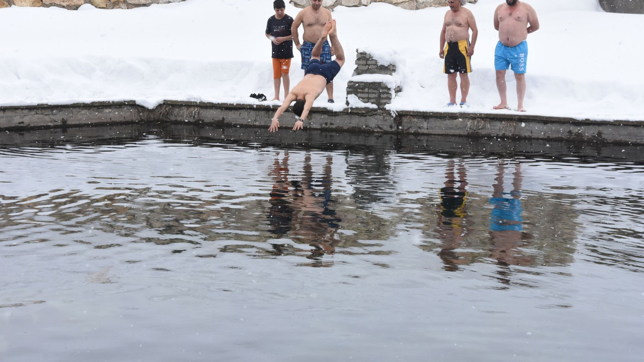 Bitlis'te eksi 10 derecede yüzme etkinliği
