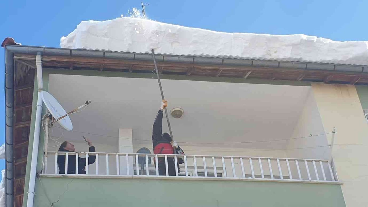 Gölbaşı itfaiyesi çatılardaki karları temizliyor