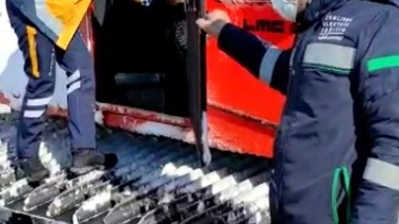 Kar yolları kapattı, hastalara paletli araçla ulaşıldı
