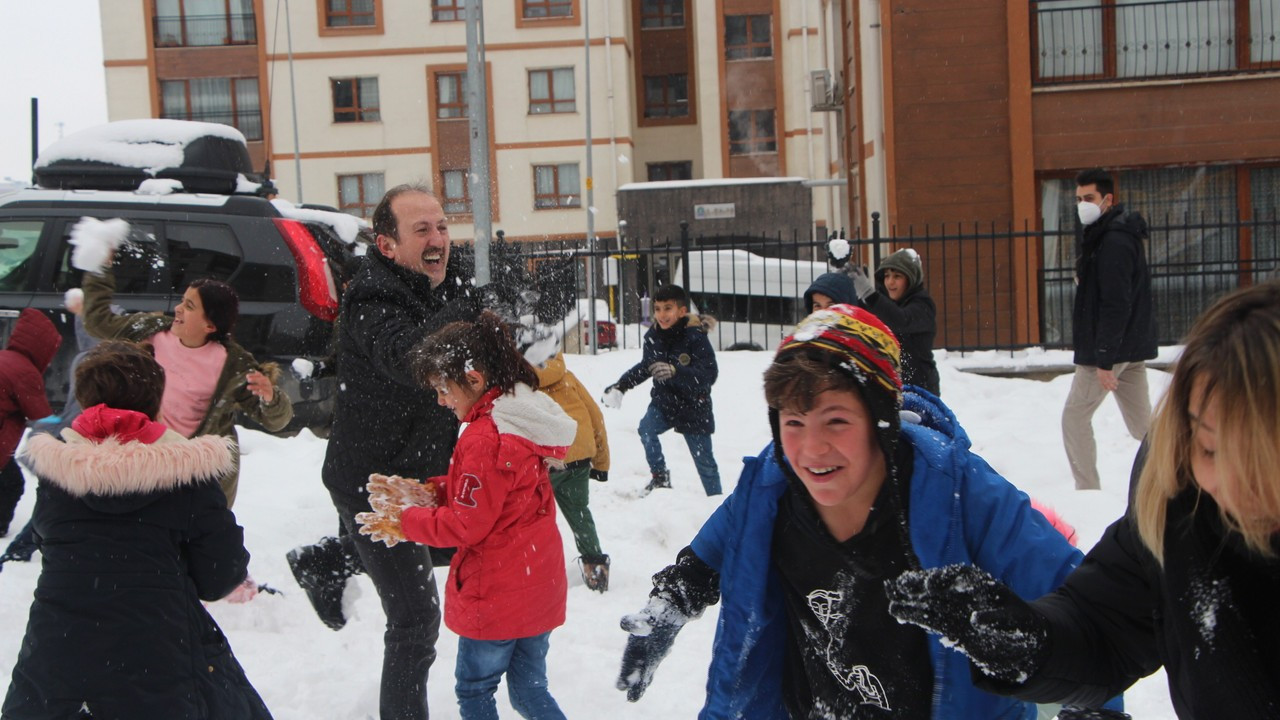 Vali ve eşi, çocuklarla kar topu oynadı