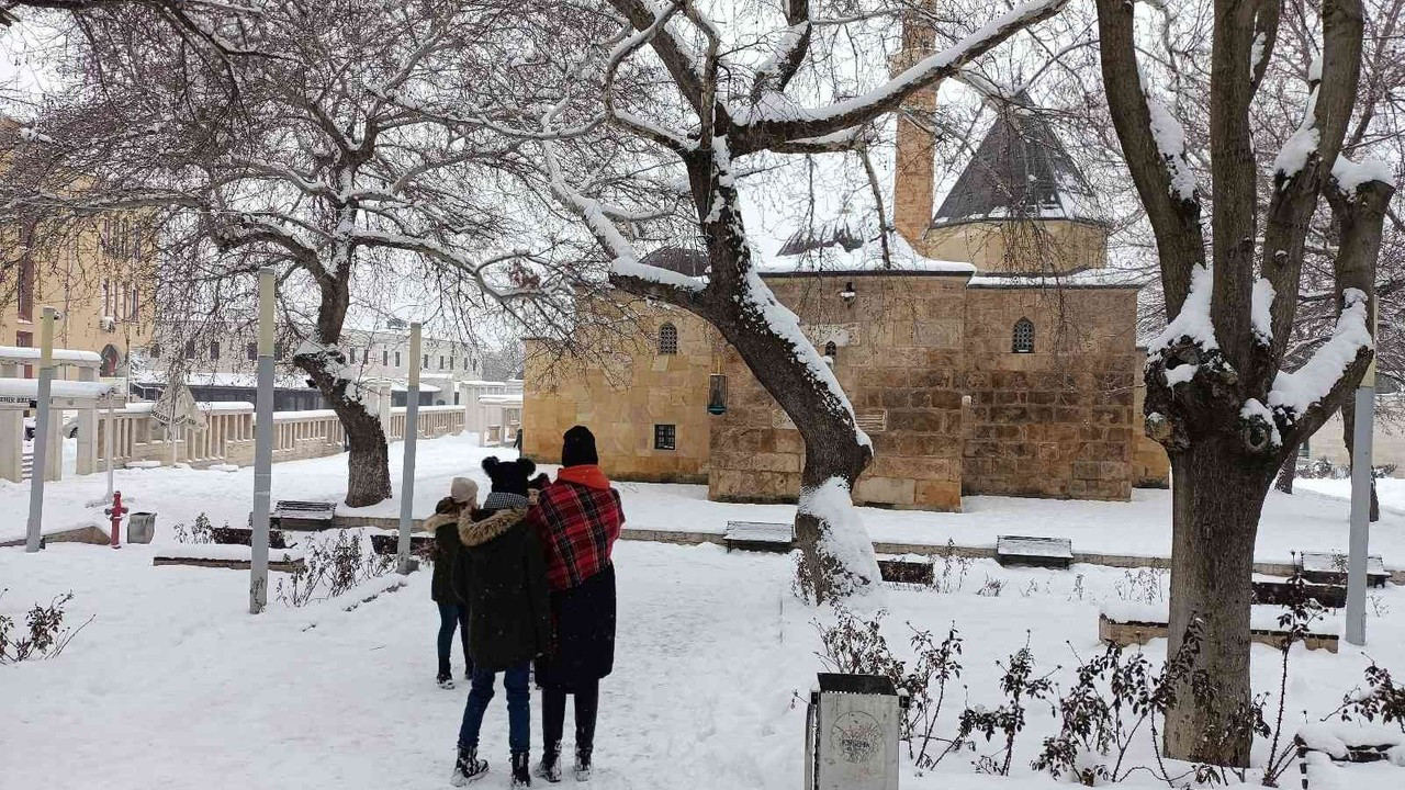 Kırşehir’de kar yağışı yeniden başladı