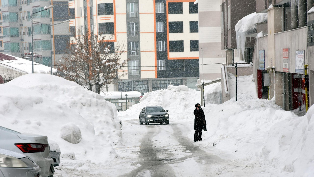 Bitlis'te kar kalınlığı 160 santim oldu; 41 köy yolu kapalı