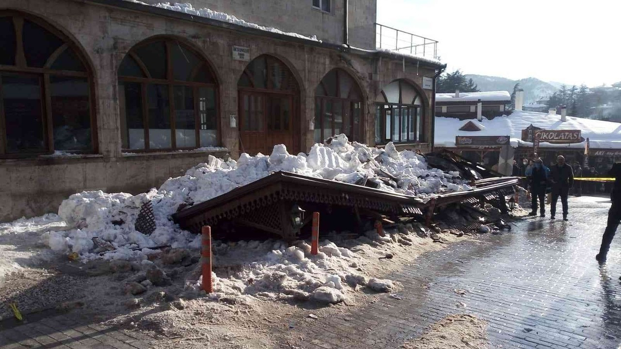 Üzerinde kar biriken caminin sundurması cemaatin üzerine düştü: 5 yaralı