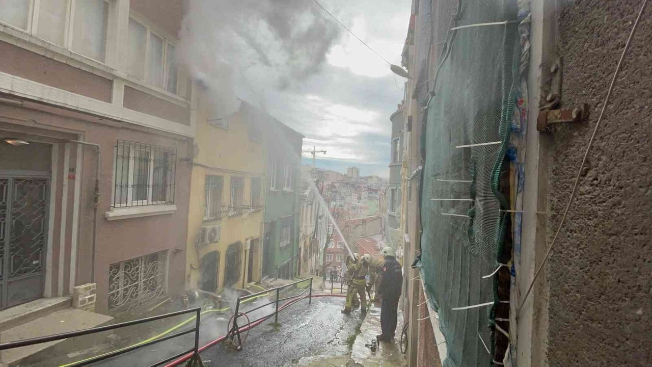 Beyoğlu’nda korkutan yangın!