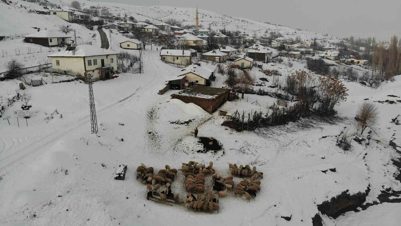 Çetin kış aylarında köyde yaşam mücadelesi
