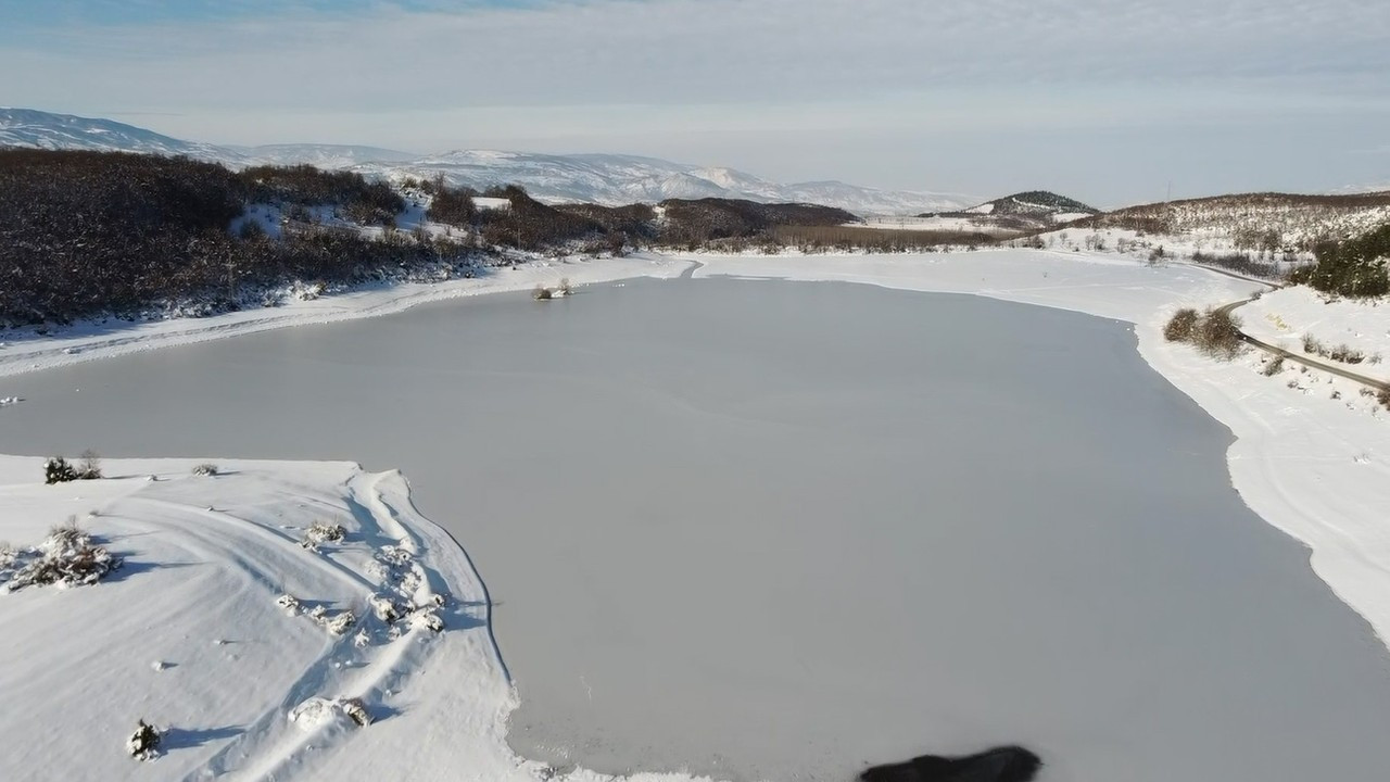 Sulugöl Göleti'nin yüzeyi buz tuttu