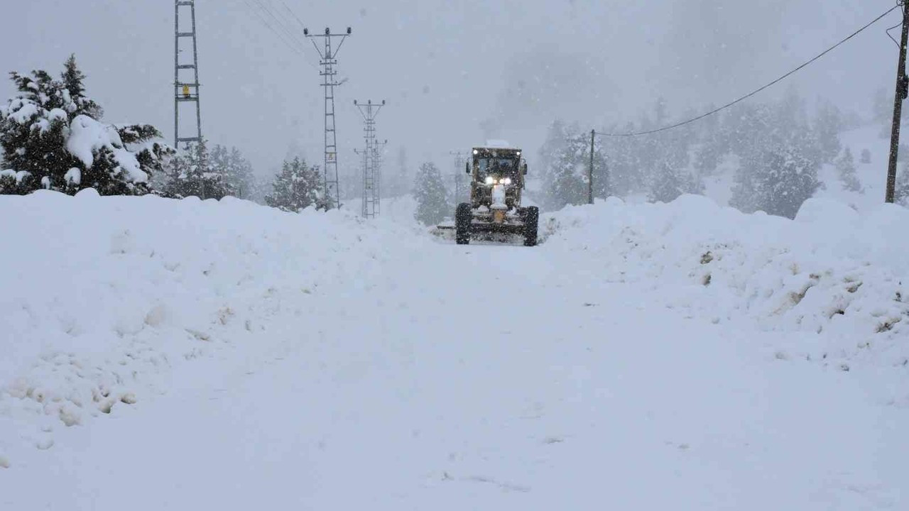 Tarsus Belediyesi karla mücadele ekipleri 10 gündür dağ köylerinde