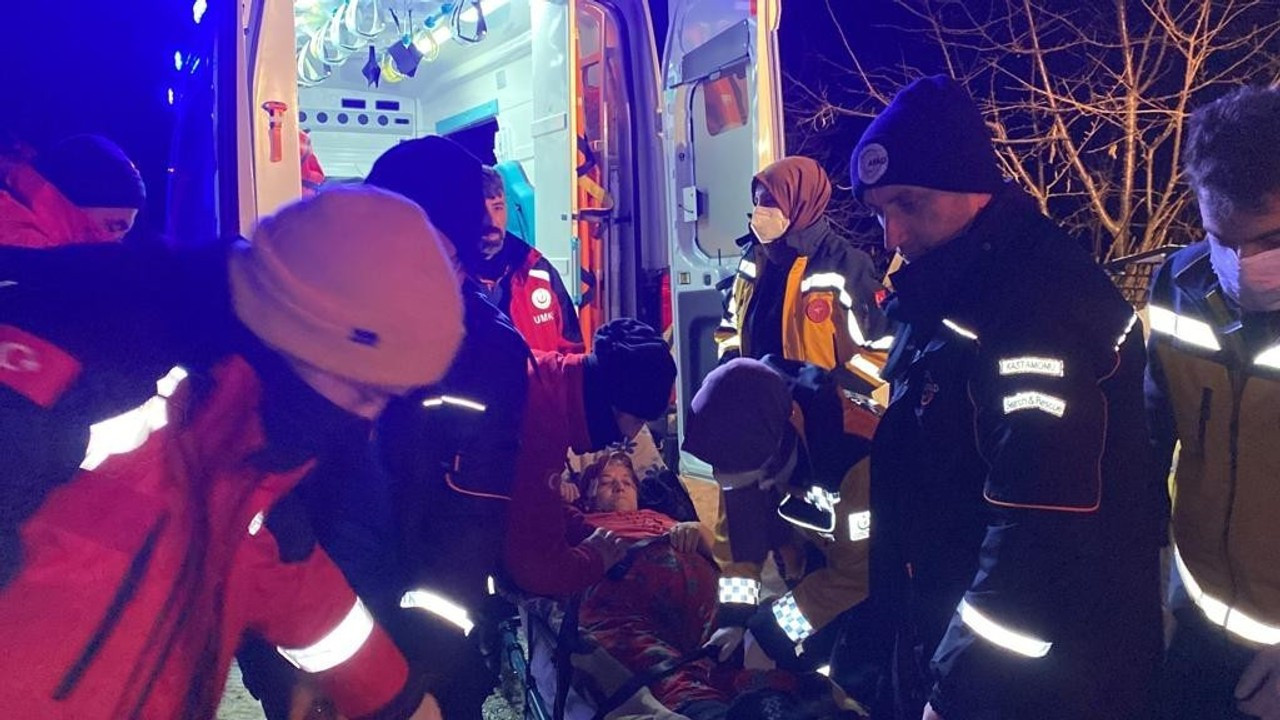 Yolu kapanan köydeki hastayı AFAD ve UMKE ekipleri kurtardı