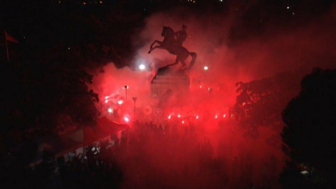 Samsun'da saldırıya uğrayan Atatürk Anıtı için marşlar eşliğinde nöbet tutuldu