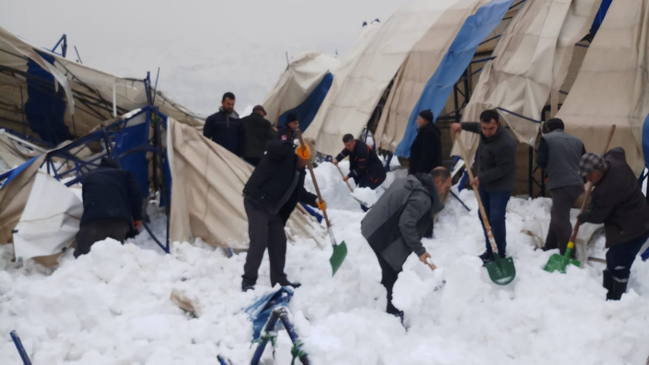 Bitlis'te kar nedeniyle halı sahanın çatısı çöktü; kar altında kalan 4 çocuk kurtarıldı