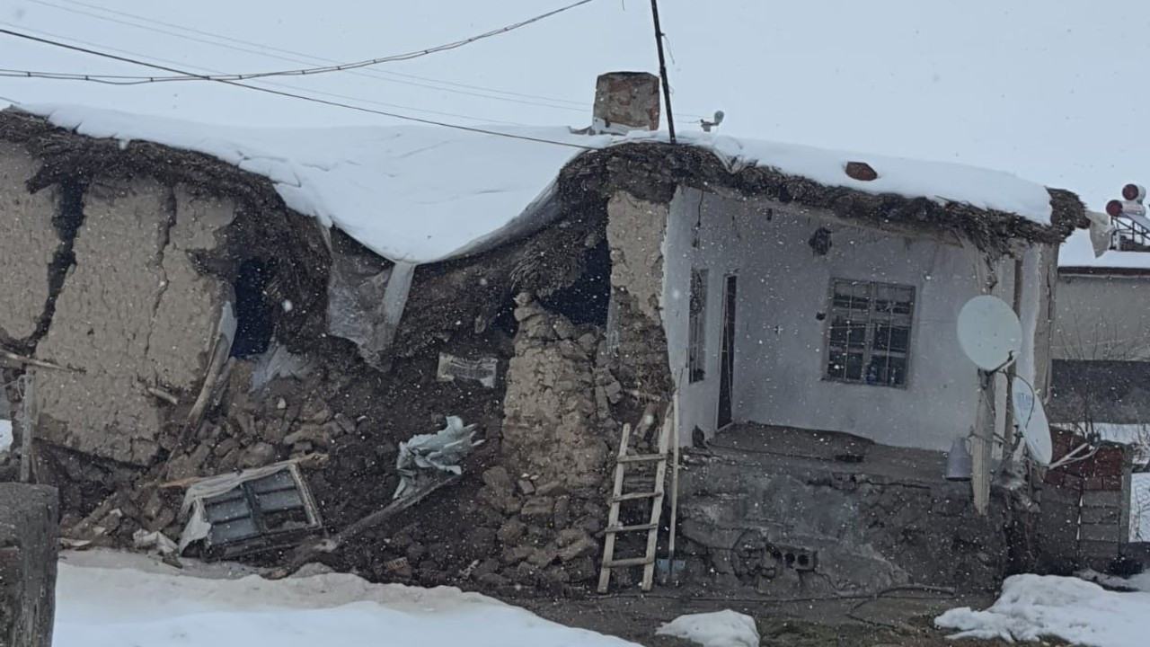 Kerpiç evin tavanı, üzerinde biriken kar nedeniyle çöktü