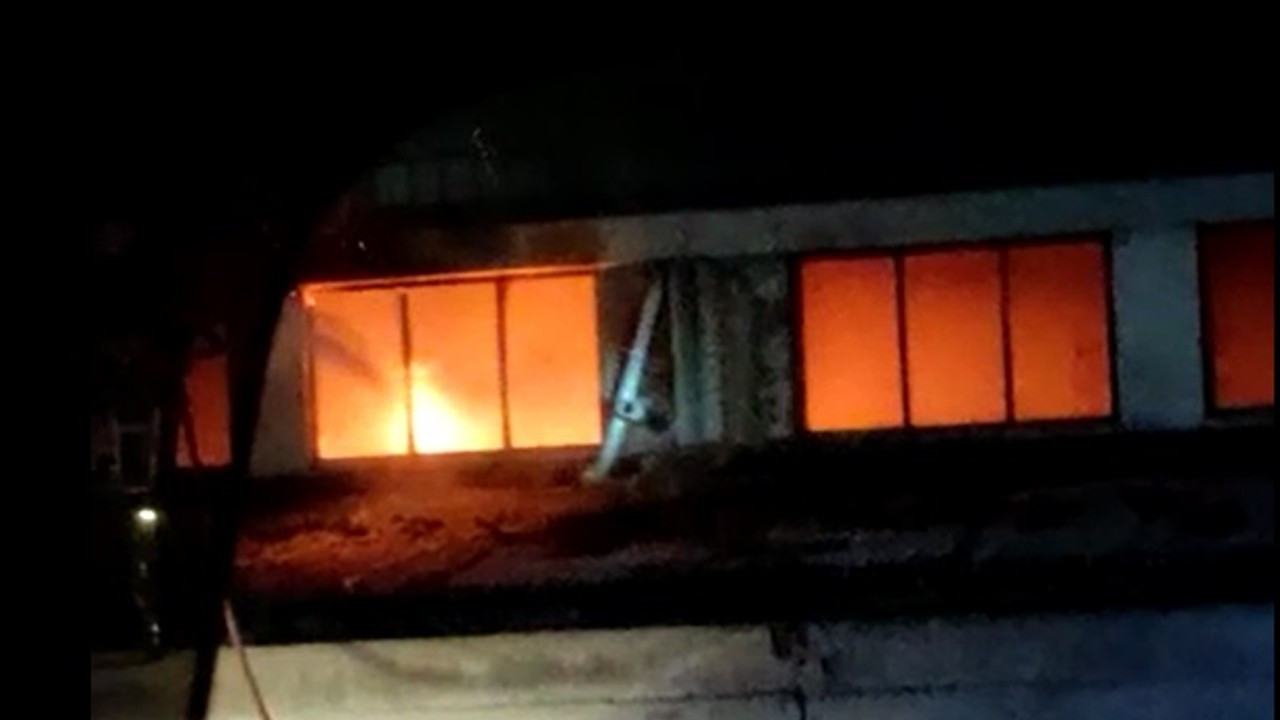 Tosya'da kapı fabrikasında yangın: 150 ahşap kapı yandı
